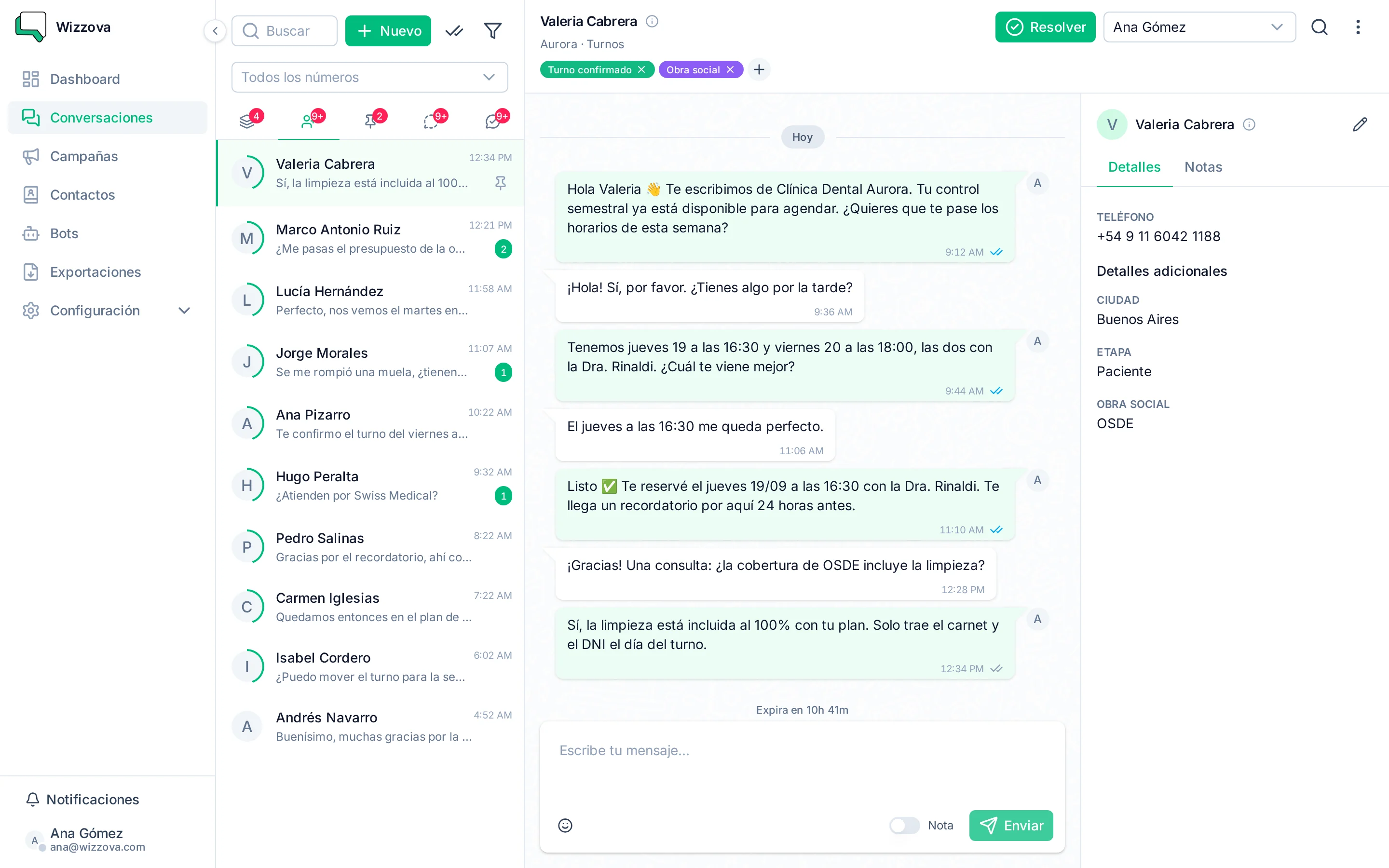 Bandeja de Wizzova con la lista de conversaciones, el chat abierto y la ficha del contacto.